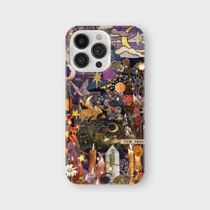 K&ouml;nnte beinhalten: Eine Handyh&uuml;lle mit einem Collage-Design mit himmlischen und mystischen Elementen. Das Design umfasst Monde, Sterne, Kerzen, Kristalle und florale Akzente in Lila-, Gold- und Oranget&ouml;nen. Der Text "THE MOO" ist sichtbar.