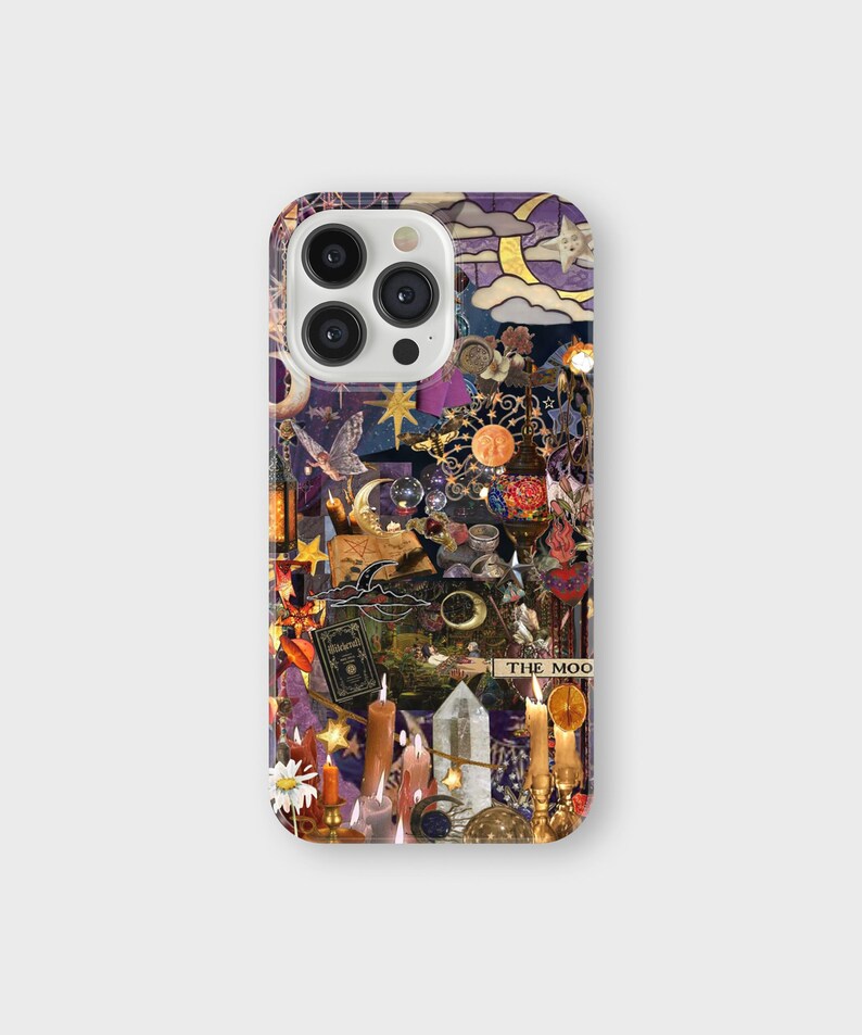 K&ouml;nnte beinhalten: Eine Handyh&uuml;lle mit einem Collage-Design mit himmlischen und mystischen Elementen. Das Design umfasst Monde, Sterne, Kerzen, Kristalle und florale Akzente in Lila-, Gold- und Oranget&ouml;nen. Der Text "THE MOO" ist sichtbar.