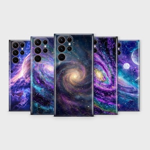 Pode incluir: Cinco smartphones com designs temáticos de galáxias. Cada telefone apresenta uma cena cósmica diferente, mostrando nebulosas em tons de roxo, azul e dourado. Os telefones têm múltiplas lentes de câmera e um design elegante e moderno.
