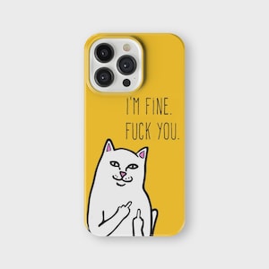 Op de afbeelding: Gele iPhone-hoes met een witte kat-illustratie. De kat steekt zijn middelvinger op en de tekst "I'm fine. Fuck you." staat op de hoes gedrukt.