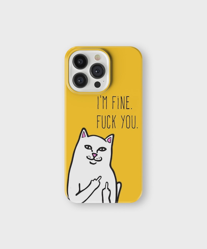 Op de afbeelding: Gele iPhone-hoes met een witte kat-illustratie. De kat steekt zijn middelvinger op en de tekst "I'm fine. Fuck you." staat op de hoes gedrukt.