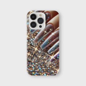 K&ouml;nnte beinhalten: Eine Smartphone-H&uuml;lle mit einer Nahaufnahme von langen, glitzernden, irisierenden Acryln&auml;geln. Die N&auml;gel gehen von Hellrosa zu schimmerndem Blau und Lila &uuml;ber. Die H&uuml;lle hat einen glitzernden Hintergrund mit funkelnden Highlights.
