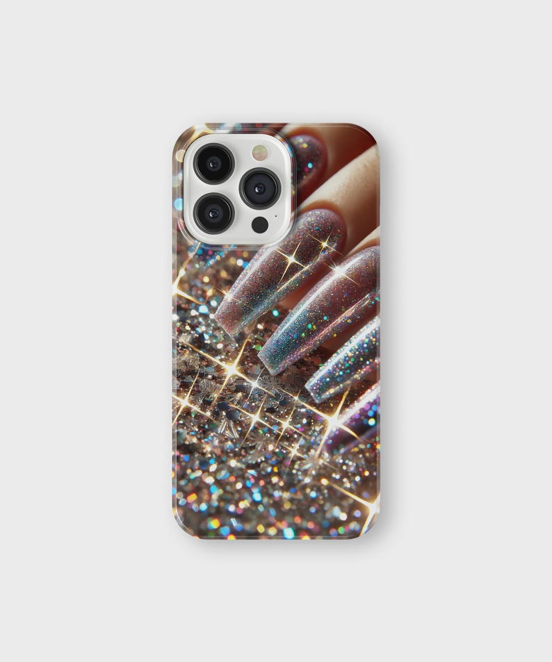 K&ouml;nnte beinhalten: Eine Smartphone-H&uuml;lle mit einer Nahaufnahme von langen, glitzernden, irisierenden Acryln&auml;geln. Die N&auml;gel gehen von Hellrosa zu schimmerndem Blau und Lila &uuml;ber. Die H&uuml;lle hat einen glitzernden Hintergrund mit funkelnden Highlights.