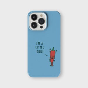 Op de afbeelding: Een blauwe telefoonhoes met een cartoon chili peper en de tekst "I'm a little chili" erop gedrukt.