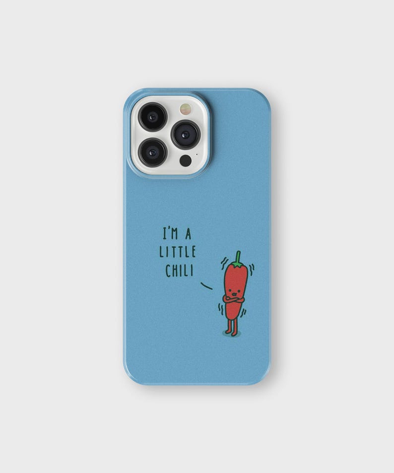 Op de afbeelding: Een blauwe telefoonhoes met een cartoon chili peper en de tekst "I'm a little chili" erop gedrukt.