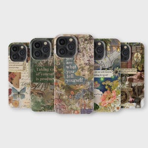Może przedstawiać: Zestaw sześciu etui na telefon z różnymi wzorami inspirowanymi stylem vintage. Każde etui zawiera kolaż obrazów, tekstu i wzorów. Wzory obejmują motyle, kwiaty i inspirujące cytaty. Etui są w neutralnej kolorystyce beżu, brązu i zieleni.
