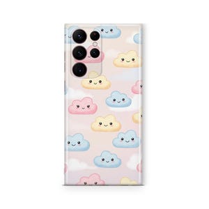 Pu&ograve; includere: Custodia per telefono con un motivo ripetuto di nuvole sorridenti dei cartoni animati nei colori pastello: rosa, giallo e blu. Le nuvole sono ambientate su uno sfondo rosa tenue. La custodia ha una finitura lucida e un ritaglio per la fotocamera.