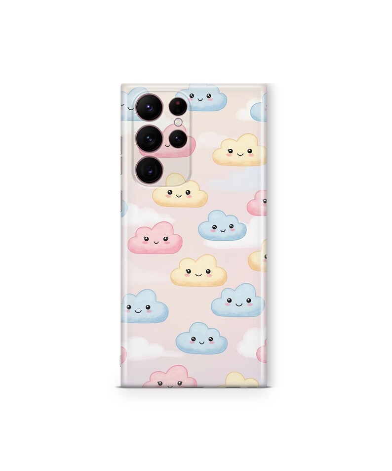 Pu&ograve; includere: Custodia per telefono con un motivo ripetuto di nuvole sorridenti dei cartoni animati nei colori pastello: rosa, giallo e blu. Le nuvole sono ambientate su uno sfondo rosa tenue. La custodia ha una finitura lucida e un ritaglio per la fotocamera.