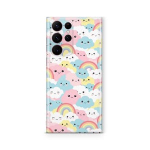 Pu&ograve; includere: Una custodia per telefono con un motivo ripetuto di nuvole sorridenti e arcobaleni in colori pastello. La custodia ha uno sfondo rosa con nuvole blu, gialle e rosa e arcobaleni colorati.