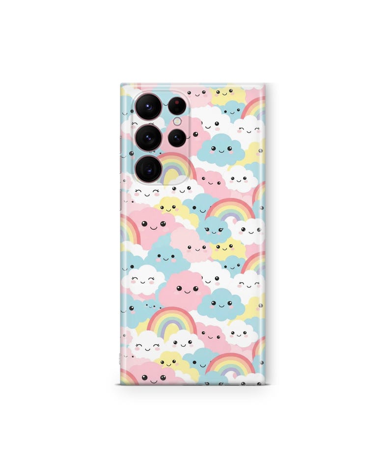 Pu&ograve; includere: Una custodia per telefono con un motivo ripetuto di nuvole sorridenti e arcobaleni in colori pastello. La custodia ha uno sfondo rosa con nuvole blu, gialle e rosa e arcobaleni colorati.