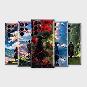 Peut inclure: Plusieurs coques de téléphone avec des illustrations numériques de samouraïs dans divers paysages. Chaque coque présente une scène différente, avec des cerisiers en fleurs, des montagnes et des forêts de bambous. Finition brillante et design multi-caméras.