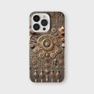 K&ouml;nnte beinhalten: Eine Handyh&uuml;lle mit einem aufwendigen, dekorativen Muster in Gold- und Bronzet&ouml;nen. Das Design beinhaltet kreisf&ouml;rmige und florale Motive sowie h&auml;ngende Anh&auml;nger. Die H&uuml;lle hat eine matte Oberfl&auml;che und ein detailliertes, strukturiertes Aussehen.