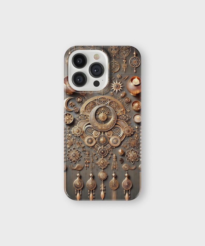 K&ouml;nnte beinhalten: Eine Handyh&uuml;lle mit einem aufwendigen, dekorativen Muster in Gold- und Bronzet&ouml;nen. Das Design beinhaltet kreisf&ouml;rmige und florale Motive sowie h&auml;ngende Anh&auml;nger. Die H&uuml;lle hat eine matte Oberfl&auml;che und ein detailliertes, strukturiertes Aussehen.
