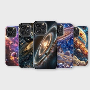 Op de afbeelding: Vijf telefoonhoesjes met opvallende ruimte-thema's. Elk hoesje toont een andere kosmische scène, waaronder nevels, sterrenstelsels en planeten in tinten paars, blauw, oranje en goud. De hoesjes zijn ontworpen voor een moderne smartphone.