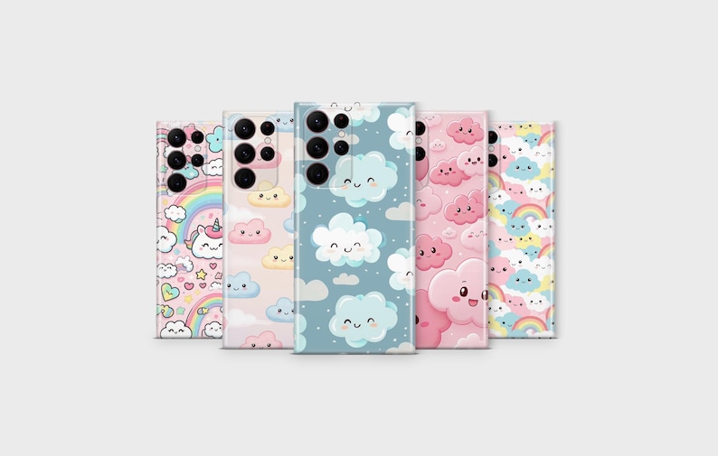Pu&ograve; includere: Cinque custodie per telefono con design colorati e a cartoni animati. Le custodie presentano motivi di arcobaleni, unicorni, nuvole e facce sorridenti in tonalit&agrave; rosa, blu e giallo. Le custodie sono disposte in fila.