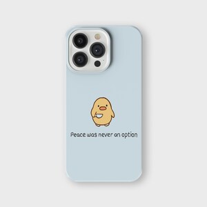 Op de afbeelding: Een lichtblauwe telefoonhoes met een cartoon geel kuiken dat een mes vasthoudt. De tekst "Peace was never an option" is onder het kuiken afgedrukt.