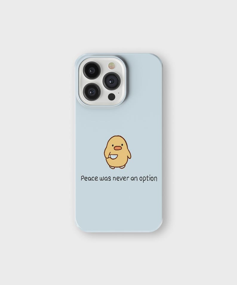 Op de afbeelding: Een lichtblauwe telefoonhoes met een cartoon geel kuiken dat een mes vasthoudt. De tekst "Peace was never an option" is onder het kuiken afgedrukt.