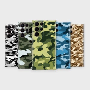 Puede incluir: Una colección de cinco fundas para teléfonos inteligentes con patrones de camuflaje. Las fundas presentan diseños en blanco y negro, verde, verde amarillento, azul y marrón. Cada funda tiene una matriz de cámara.