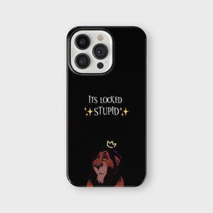Op de afbeelding: Zwarte telefoonhoes met een cartoon afbeelding van Scar uit The Lion King. De hoes heeft de tekst "It's locked stupid" met sterren aan beide kanten.