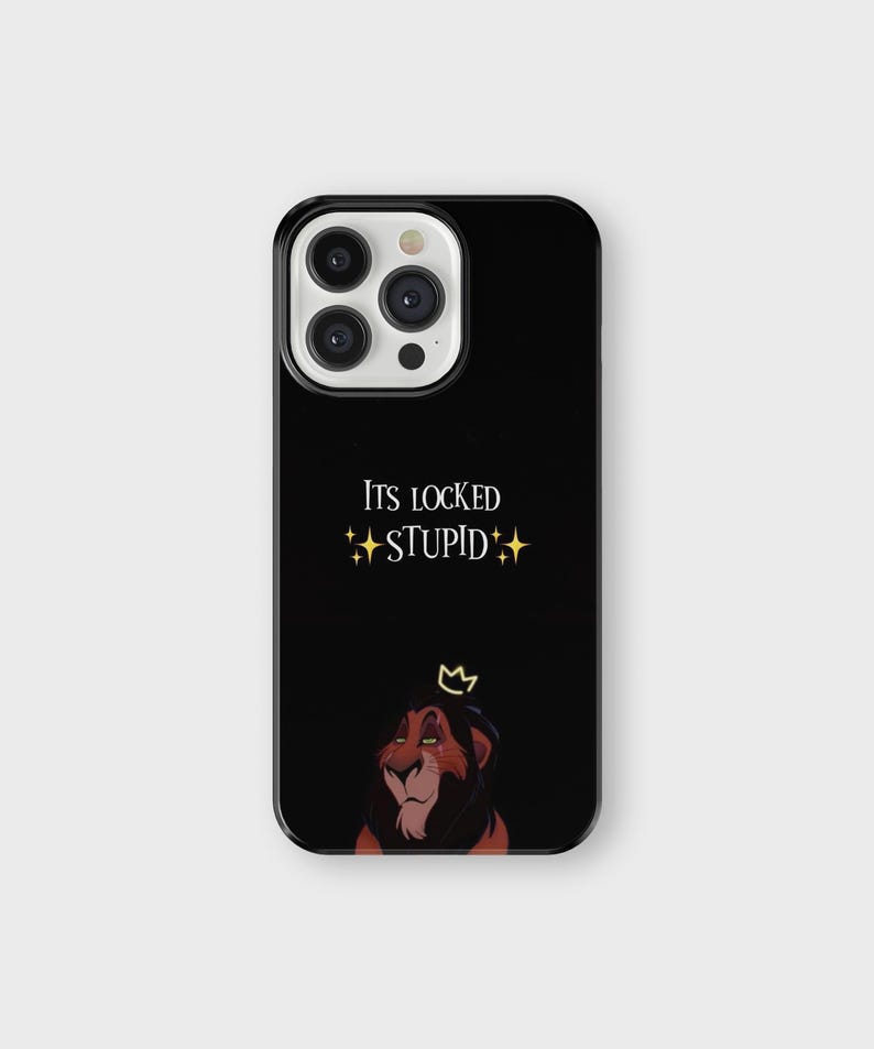 Op de afbeelding: Zwarte telefoonhoes met een cartoon afbeelding van Scar uit The Lion King. De hoes heeft de tekst "It's locked stupid" met sterren aan beide kanten.