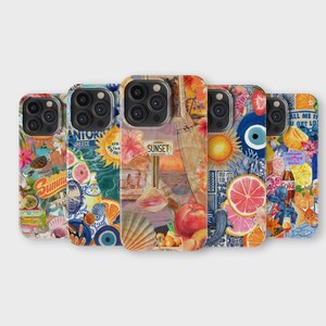 以下が含まれることがあります： 鮮やかな夏のデザインの携帯電話ケースのコレクション。各ケースには、果物、花、旅行をテーマにした要素など、ユニークな画像のコラージュが施されています。あるケースには「Sunset」という単語が看板に表示されています。