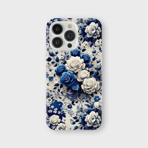 以下が含まれることがあります： 青と白のバラと葉のフローラルデザインの携帯電話ケース。ケースは光沢仕上げで、カメラの切り抜きがあります。フローラルパターンはケースの背面全体を覆っています。