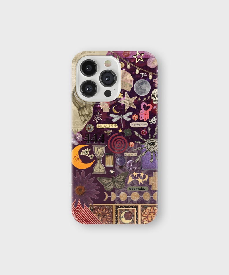 K&ouml;nnte beinhalten: Eine Handyh&uuml;lle mit einem Collage-Design mit himmlischen und mystischen Elementen. Das Design umfasst Monde, Sterne, einen Totenkopf, ein Auge und die W&ouml;rter "HEALING", "444" und "doomsday". Die Farbpalette ist eine Mischung aus Lila, Gold und Creme.