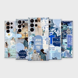 Op de afbeelding: Een verzameling van vijf telefoonhoesjes met een collage-ontwerp in blauw- en wittinten. Elke hoes bevat religieuze afbeeldingen, waaronder afbeeldingen van Jezus, kruisen en inspirerende tekst. De zin "JESUS LOVES YOU" staat prominent op één hoes.