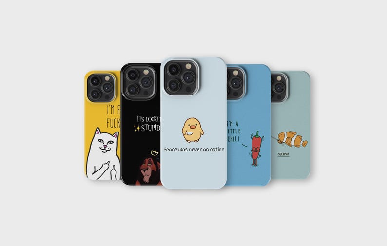 Op de afbeelding: Zes verschillende telefoonhoesjes met verschillende ontwerpen. De hoesjes zijn allemaal zwart en hebben een witte achtergrond. De ontwerpen omvatten een kat met een middelvinger, een leeuw, een geel kuiken, een rode peper, een vis en een kat met een middelvinger. De tekst op de hoesjes luidt "I'm F***ing Stupid", "I'm a Little Chili", "Peace was never an option", en "Selfish".