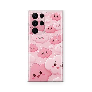 Pu&ograve; includere: Custodia per telefono rosa con un motivo di nuvole di cartoni animati sorridenti in varie tonalit&agrave; di rosa e bianco. La custodia ha una finitura lucida ed &egrave; progettata per uno smartphone, con ritagli per la fotocamera e i pulsanti.