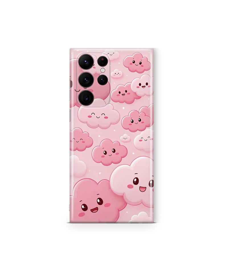 Pu&ograve; includere: Custodia per telefono rosa con un motivo di nuvole di cartoni animati sorridenti in varie tonalit&agrave; di rosa e bianco. La custodia ha una finitura lucida ed &egrave; progettata per uno smartphone, con ritagli per la fotocamera e i pulsanti.