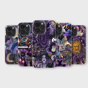 Op de afbeelding: Een verzameling van vijf telefoonhoesjes met unieke, gedetailleerde ontwerpen. Elk hoesje heeft een andere collage van mystieke en hemelse beelden in tinten paars, zwart en goud. De ontwerpen omvatten manen, sterren, heksen en andere occulte symbolen.