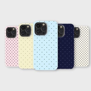 Op de afbeelding: Vijf telefoonhoesjes in pastelkleuren: roze, geel, lichtblauw, marineblauw en wit. Elke hoes heeft een patroon van kleine zwarte stippen. De hoesjes zijn in een rij gerangschikt en tonen een verscheidenheid aan kleuropties.