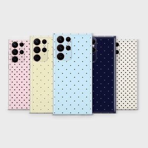 Puede incluir: Una colección de cinco fundas para teléfono en varios colores, cada una adornada con un patrón de lunares. Las fundas son de color rosa, amarillo, azul claro, azul marino y blanco roto. Las fundas tienen recortes para la cámara y están diseñadas para un smartphone.