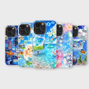 Pode incluir: Cinco capas para smartphone com colagens digitais vibrantes inspiradas no estilo Y2K. Os designs incluem água azul, peixes dourados, monitores de computador, gatinhos, estrelas flutuantes e bolhas. Cada capa tem um recorte preto para a câmara.