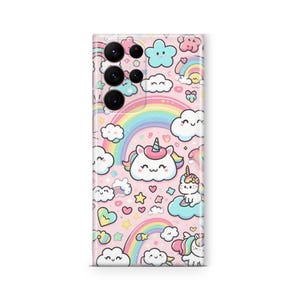 Pu&ograve; includere: Una custodia per telefono rosa con un motivo ripetuto di unicorni dei cartoni animati, arcobaleni, nuvole e stelle. Il design include colori pastello e un'estetica stravagante. La custodia ha una finitura lucida.