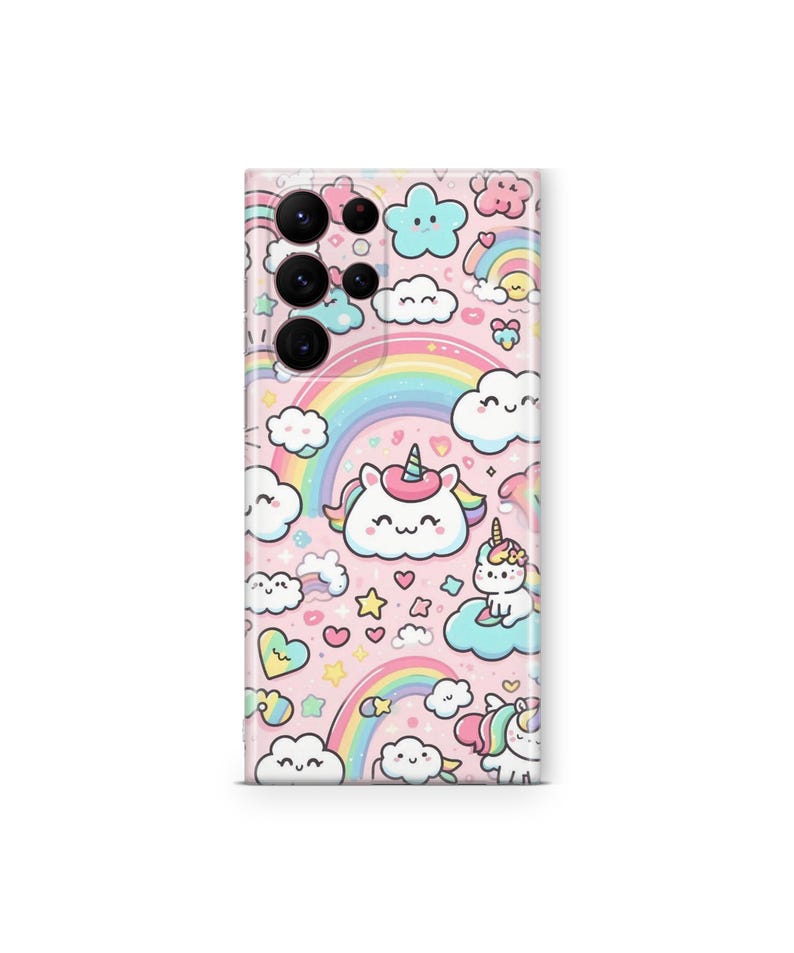 Pu&ograve; includere: Una custodia per telefono rosa con un motivo ripetuto di unicorni dei cartoni animati, arcobaleni, nuvole e stelle. Il design include colori pastello e un'estetica stravagante. La custodia ha una finitura lucida.