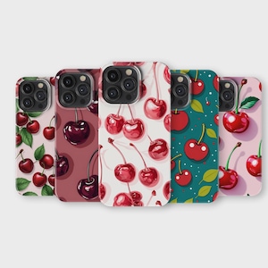 Pode incluir: Seis capas de telefone diferentes com um padrão de cerejas. As capas são todas brancas com um design de cereja diferente em cada uma. Os designs incluem cerejas vermelhas com folhas verdes, cerejas vermelhas com hastes brancas e cerejas vermelhas com hastes verdes.