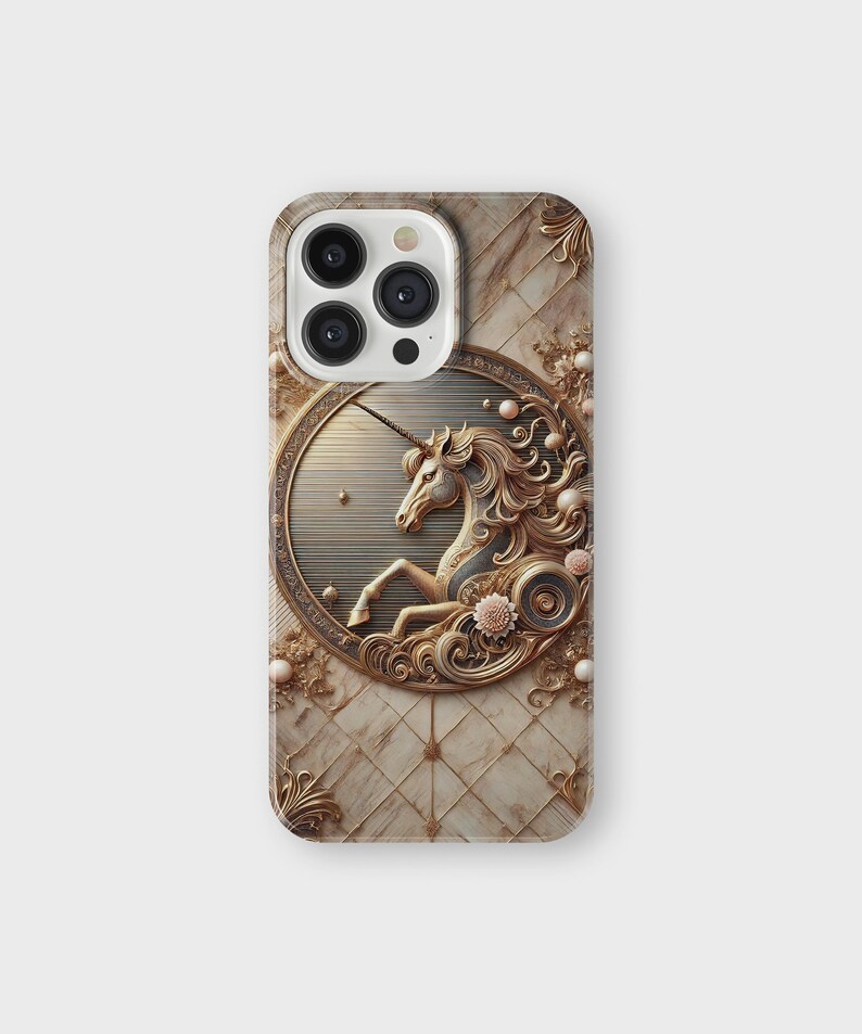K&ouml;nnte beinhalten: Handyh&uuml;lle mit einem detaillierten, goldfarbenen Einhorn-Design in einem kreisf&ouml;rmigen Rahmen. Die H&uuml;lle hat ein marmor&auml;hnliches Muster mit floralen und scrollartigen Akzenten. Das Einhorn hat eine flie&szlig;ende M&auml;hne und ein einzelnes Horn.