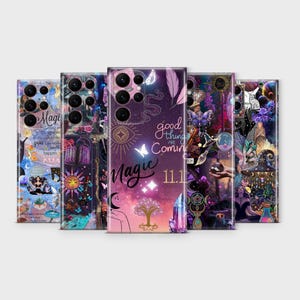 Op de afbeelding: Een verzameling telefoonhoesjes met verschillende ontwerpen. De hoesjes tonen kleurrijke illustraties met mystieke en hemelse thema's, waaronder vlinders, zonnen en de tekst "Magic" en "good things coming 11.11". De hoesjes zijn in tinten paars, blauw en roze.