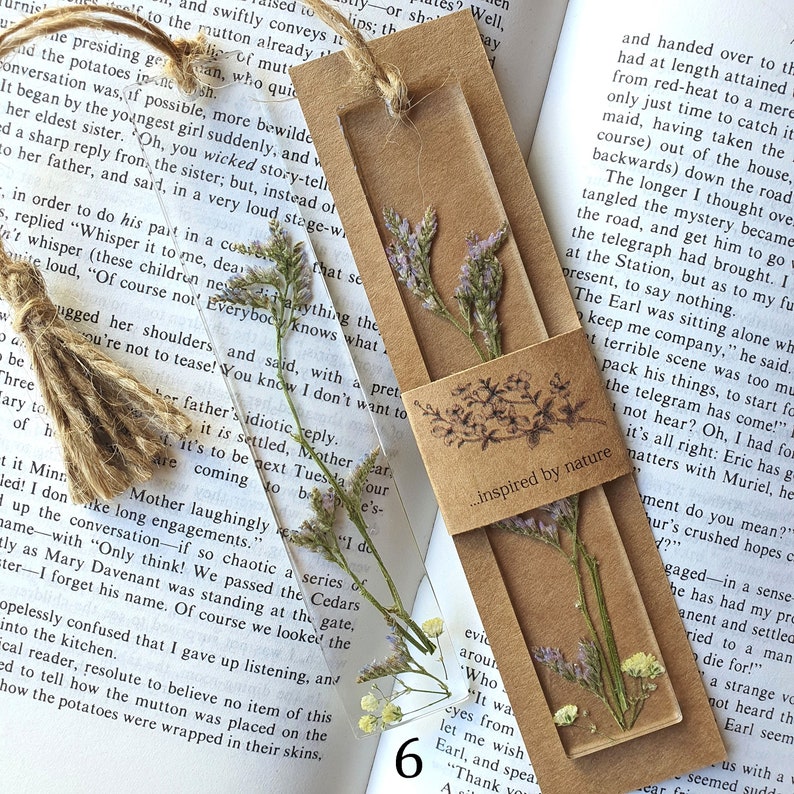 Bellissimi segnalibri ecologici Veri fiori secchi. Fatto a mano. Bellissimo regalo per lei e per lui. Regalo per gli amanti dei libri immagine 10