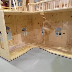 Holz Puppenhaus mit Möbeln Bild 3
