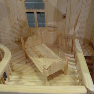 Holz Puppenhaus mit Möbeln Bild 6