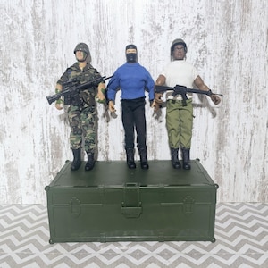Vintage GI Joe Footlocker Storage & 3 Action Figure w/ Accessories 1/6 Scale 12&quot; Action Figures