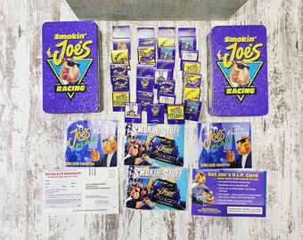 Juego vintage de 2 cajas metálicas de cigarrillos Smokin Joe's Racing Camel con 29 cajas de cerillas y extras. Anuncio de 1994.