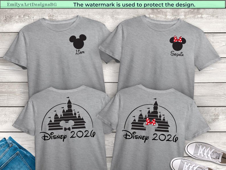 Puede incluir: Cuatro camisetas grises con dise&ntilde;os de Disney. Dos camisetas presentan una cabeza de Mickey Mouse con un nombre, y las otras dos tienen un dise&ntilde;o de castillo con "Disney 2026". Las camisetas se muestran sobre un fondo de vetas de madera clara.