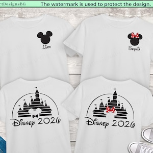 Puede incluir: Cuatro camisetas blancas con dise&ntilde;os negros de Disney. Dos camisetas presentan orejas de Mickey Mouse y nombres, mientras que las otras dos muestran un castillo con "Disney 2026". Tambi&eacute;n se ven unos vaqueros y zapatillas.