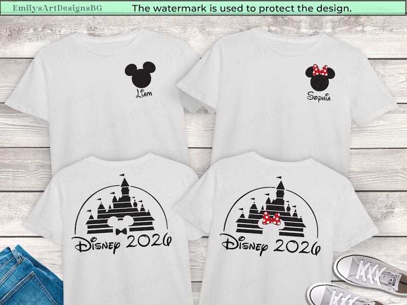 Puede incluir: Cuatro camisetas blancas con dise&ntilde;os negros de Disney. Dos camisetas presentan orejas de Mickey Mouse y nombres, mientras que las otras dos muestran un castillo con "Disney 2026". Tambi&eacute;n se ven unos vaqueros y zapatillas.