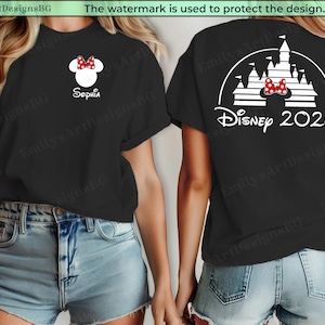 Puede incluir: Camiseta negra con un dise&ntilde;o de Minnie Mouse, lazo rojo y el nombre "Sophia" en blanco. La parte trasera muestra un castillo de Disney y "Disney 2026" en blanco. La camiseta se combina con pantalones cortos vaqueros.