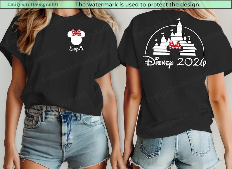 Puede incluir: Camiseta negra con un dise&ntilde;o de Minnie Mouse, lazo rojo y el nombre "Sophia" en blanco. La parte trasera muestra un castillo de Disney y "Disney 2026" en blanco. La camiseta se combina con pantalones cortos vaqueros.